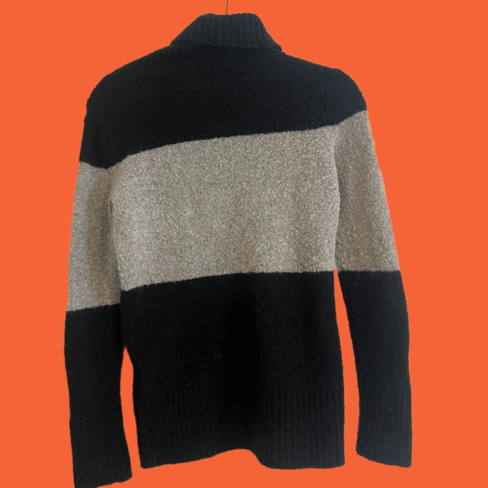 Banana Republic Turtleneck Sweater in Black and Grey - size Small  🍂